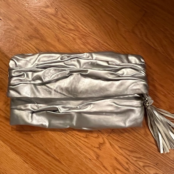 Pochette American Eagle Argentée Avec Doublure Fleurie Jaune – Occasion